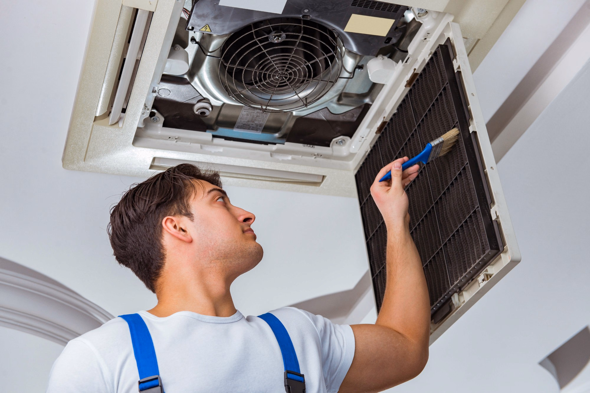 Técnico trabajando en un equipo de aire acondicionado