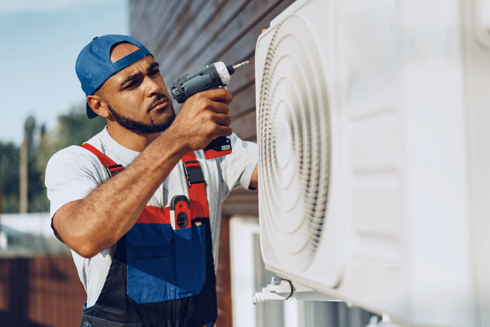 Técnico trabajando en una unidad exterior